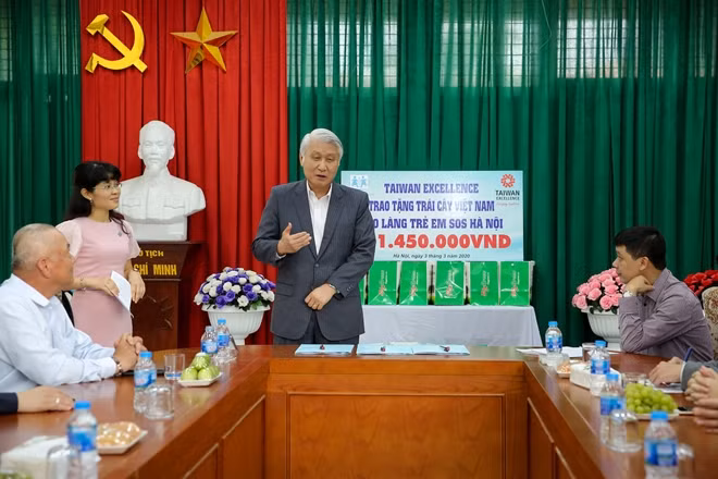 Ông Richard Shih, Trưởng Đại diện Văn phòng Kinh tế và Văn Hoá Đài Bắc tại Việt Nam (TECO) phát biểu tại lễ trao quà.