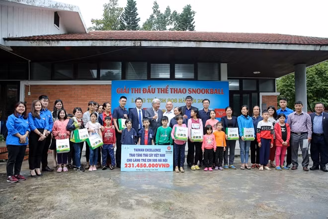 Trưởng Đại diện TECO, đại diện TAITRA, Taiwan Excellence chụp ảnh lưu niệm cùng các em nhỏ tại làng SOS.