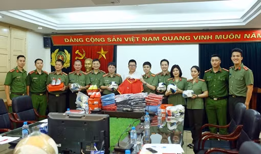 Đội bóng đá Báo CAND tiếp nhận trang phục thi đấu do KAMITO tài trợ