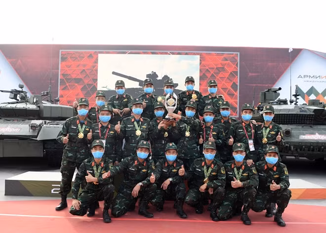Cùng với tấm huy chương Bạc năm ngoái, tấm huy chương Vàng tại Army Games 2020 đã nối dài bảng thành tích của Đội tuyển Xe tăng QĐND Việt Nam sau 3 lần tham gia Army Games. Ảnh: Báo QĐND.