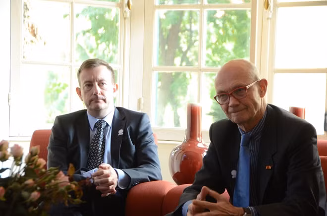 Cựu Tổng Giám đốc Tổ chức Thương mại thế giới (WTO) Pascal Lamy (phải) Đại sứ Pháp tại Việt Nam Bertrand Lortholary.