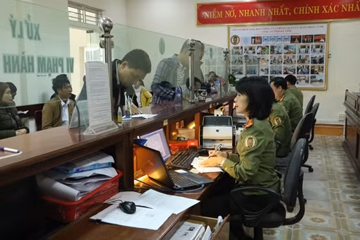 Đầu năm, hàng ngàn người xếp hàng làm thủ tục xuất nhập cảnh