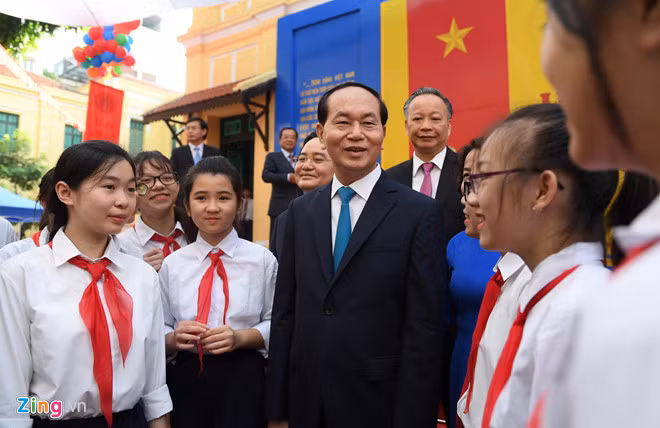 Chủ tịch nước Trần Đại Quang trò chuyện với học sinh trường THCS Trưng Vương. ảnh: Zing
