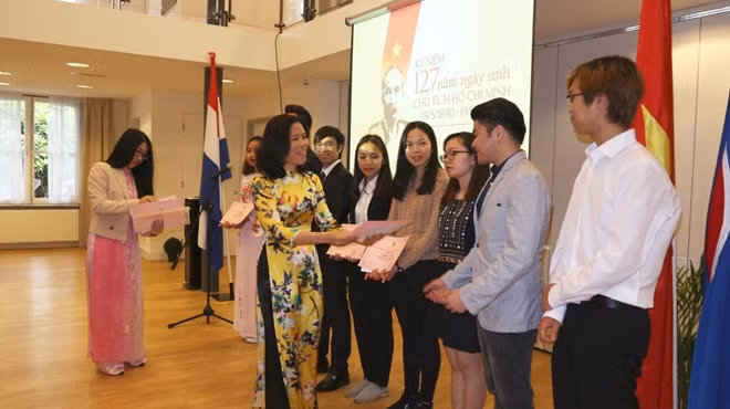 Đại sứ Ngô Thị Hòa trao bằng khen cho17 sinh viên Việt Nam có thành tích xuất sắc. Ảnh: Định Hương