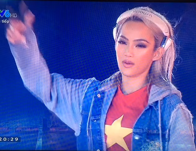 Trên sân khấu, DJ nữ đã tạo nên sự cuồng nhiệt và sức nóng cho dòng người hâm mộ.