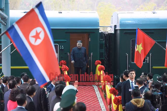 Chủ tịch Triều Tiên Kim Jong-un bước xuống tàu Chủ tịch Triều Tiên Kim Jong-un bước xuống tàu