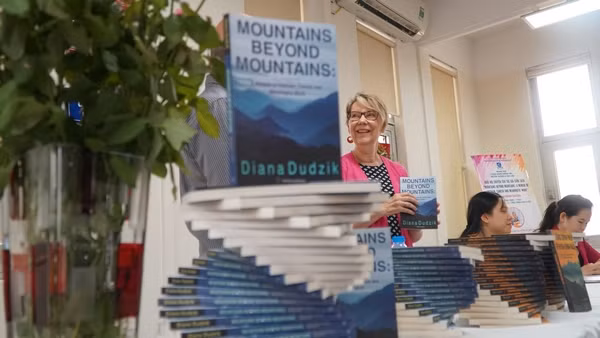 TS Diana Dudzik trong một buổi giới thiệu sách tại Hà Nội