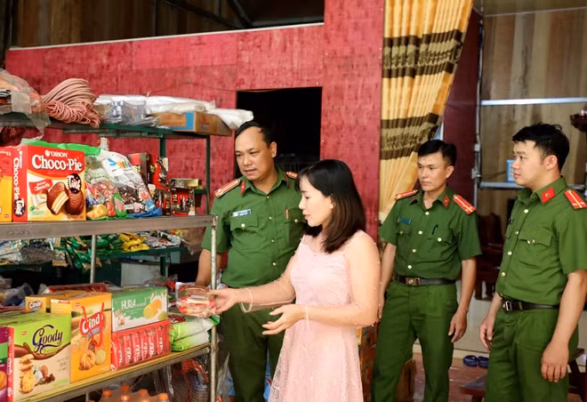 Các đồng chí công an xã Sín Thầu hỏi thăm tình hình kinh doanh của chị Hà Thị Thiêm trong mùa dịch COVID-19.