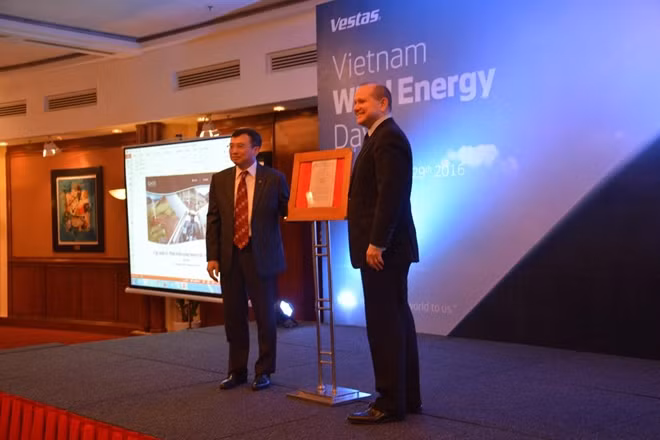 Lãnh đạo Bộ Công Thương trao giấy phép thành lập Vestas Việt Nam cho đại diện công ty Vestas tại hội thảo sáng 29-11