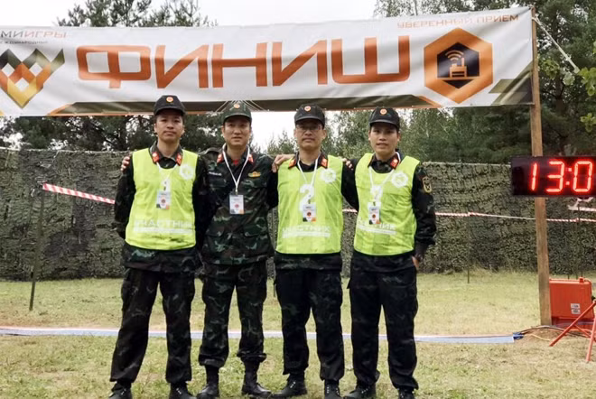 Đội tuyển Thông tin liên lạc thi nội dung Định vị vô tuyến điện. Ảnh: Báo QĐND.
