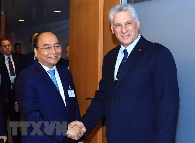 Thủ tướng Nguyễn Xuân Phúc gặp Chủ tịch Hội đồng Nhà nước Cuba Miguel Diaz-Canel. Ảnh: TTXVN