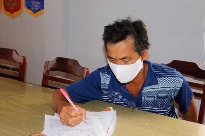 Đối tượng Hải ký vào biên bản phạm tội.