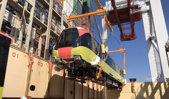Đoàn tàu metro đầu tiên cập cảng Hải Phòng hôm 18/10.