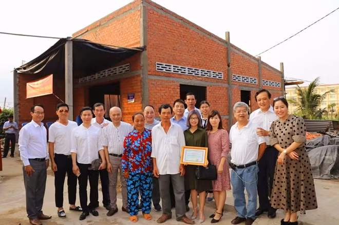 Đại diện VKBIA trao quà tình nghĩa cho gia đình liệt sĩ tại Tiền Giang