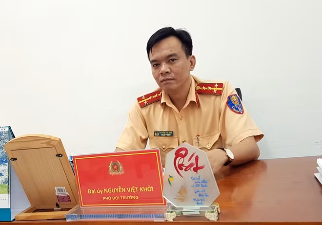 Đại úy Nguyễn Việt Khởi, Phó Đội trưởng Đội đăng ký xe, Phòng CSGT đường bộ TP Cần Thơ.