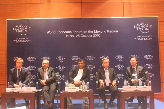 Trưởng Đại diện khu vực châu Á – Thái Bình Dương của WEF Justin Wood (ngoài cùng bên trái), Chủ tịch Tập đoàn CIMB của Malaysia Nazir Razak (thứ 2 từ bên trái) và đại diện các doanh nghiệp trong cuộc họp báo ngày 25-10.