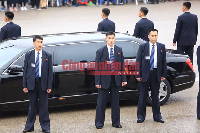 Các nhân viên an ninh Triều Tiên đứng vây kín xung quanh chiếc xe chở Chủ tịch Kim Jong-un Các nhân viên an ninh Triều Tiên đứng vây kín xung quanh chiếc xe chở Chủ tịch Kim Jong-un