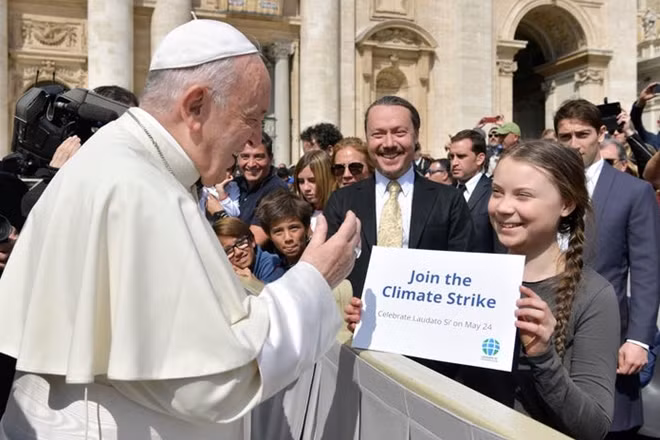 Greta Thunberg gặp gỡ Giáo hoàng ở Vantica. ảnh: Reuters.