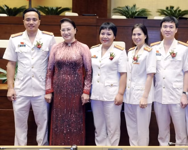 Thiếu tá Ngô Anh Tuấn tại chương trình lãnh đạo Đảng, Nhà nước gặp mặt các điển hình tiên tiến trong phong trào "Vì an ninh Tổ quốc" (đầu tiên từ phải sang trái)