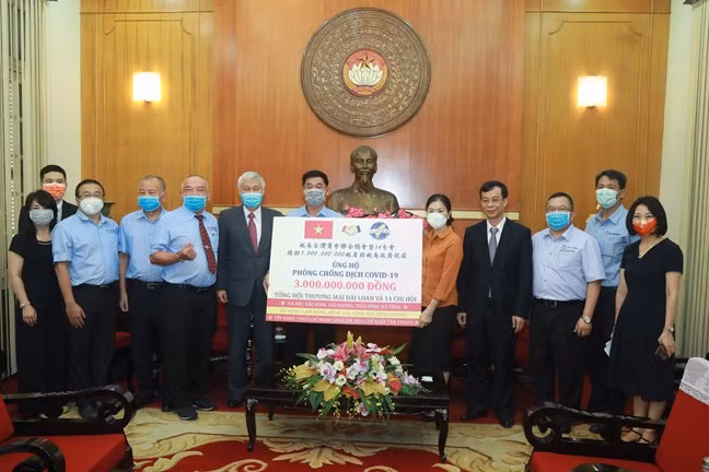 Lễ trao tặng ủng hộ phòng chống dịch COVID-19 diễn ra hôm 6/5 Lễ trao tặng ủng hộ phòng chống dịch COVID-19 diễn ra hôm 6/5