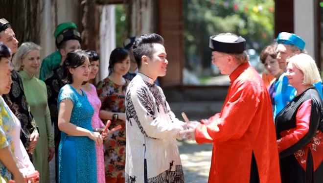 Tham gia clip âm nhạc của Đại sứ quán Canada tại Việt Nam còn có ca sĩ Tùng Dương