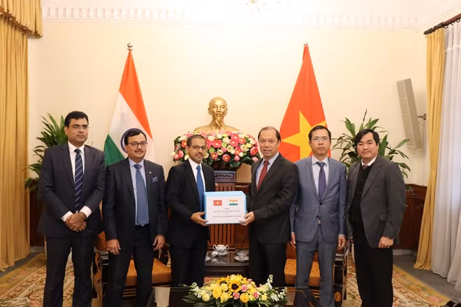 Lễ tiếp nhận tượng trưng số hàng cứu trợ lũ lụt của Chính phủ Ấn Độ tặng nhân dân ở các tỉnh miền Trung chịu lũ lụt diễn ra ngày 15/1.