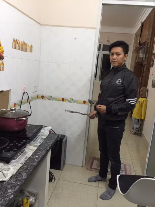 Trần Hoài Nam khai dùng 5 chiếc mắc áo nhôm chập lại quấn băng dính và dùng muôi múc canh đánh cháu K.