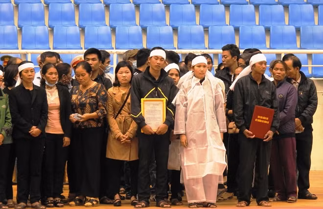Thân nhân, gia đình liệt sĩ Thắng trong nỗi đau khôn nguôi.