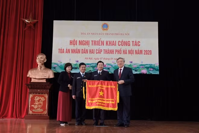 Chánh án TAND tối cao trao cờ thi đua của Chính phủ tặng TAND quận Hai Bà Trưng