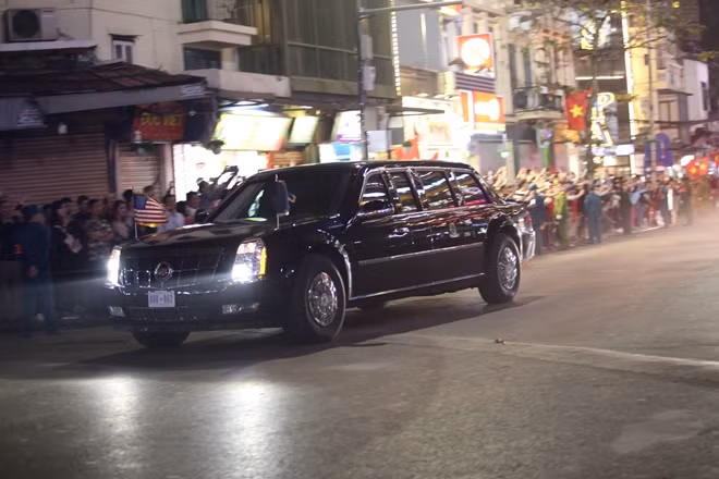 Xe chở Tổng thống Donald Trump rời khách sạn Metropole, đi qua đường giao Hàng Gai, Hàng Đào và Cầu Gỗ