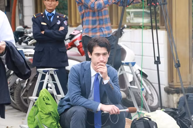 Vẻ hút hồn của một nam phóng viên nước ngoài.