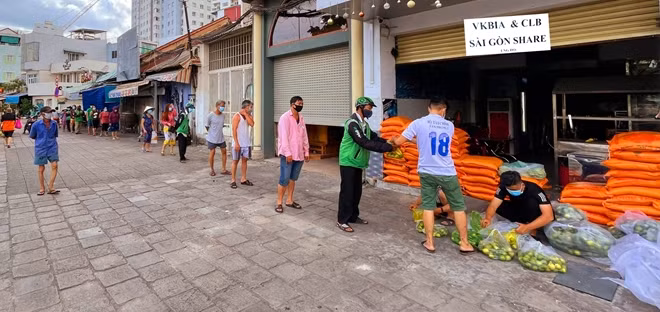 VKBIA và “Saigon Share” trực tiếp trao tặng nhiều vật dụng y tế và nhu yếu phẩm cho lực lượng tuyến đầu chống dịch và người nghèo ở TP Hồ Chí Minh