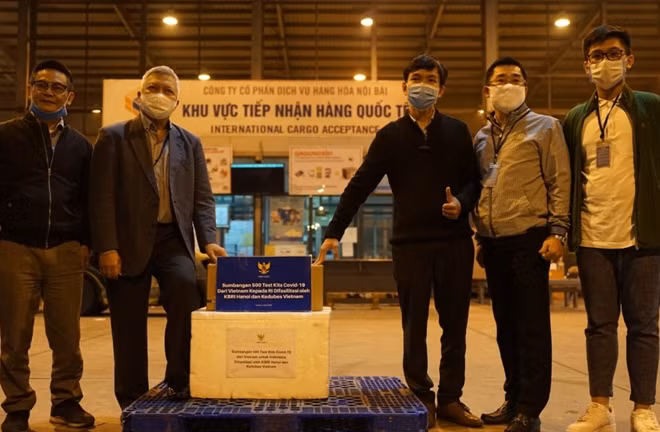 Đại sứ Indonesia Ibnu Hadi (thứ 2 bên trái) nhận bộ xét nghiệm do Việt Nam tặng Indonesia.