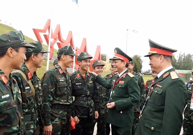 Trung tướng Ngô Minh Tiến Phó Tổng tham mưu trưởng động viên, khích lệ tinh thần kíp xe tăng số 1 và toàn đội tăng với tinh thần thi đấu xuất sắc.