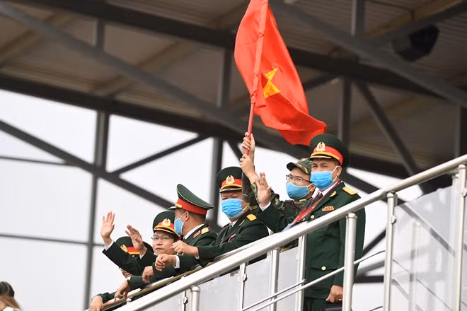 Cờ đỏ sao vàng tung bay trên khán đài thao trường Alabino.