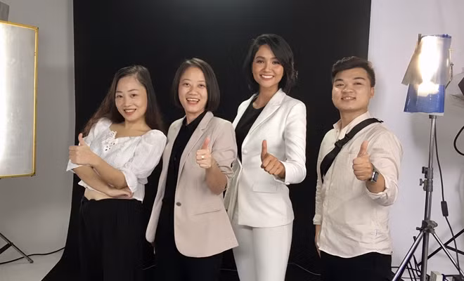 Hoa hậu hoàn vũ Việt Nam 2017 H’hen Niê đồng hành cùng Đại sứ quán Anh tại Việt Nam trong chiến dịch tuyên truyền chống buôn bán người. Ảnh: ĐSQ Anh