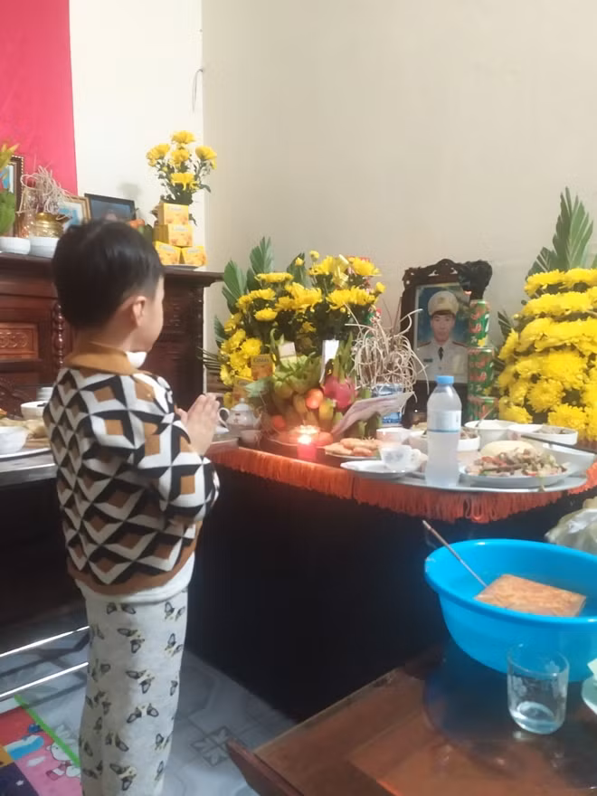 Con trai Trung tá Trần Ngọc Sơn trước di ảnh của cha