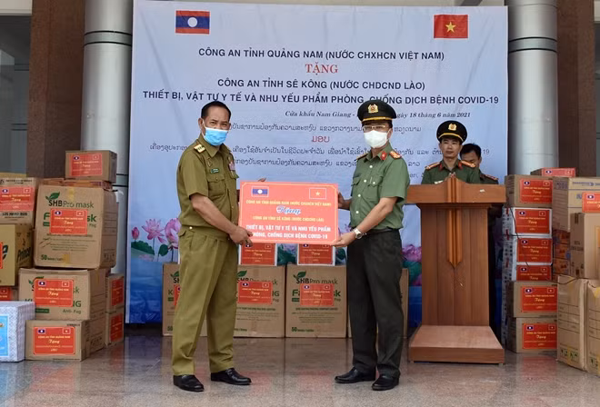 Thượng tá Nguyễn Thành Long trao tặng vật tư y tế, trang thiết bị phòng, chống dịch COVID-19 cho Công an tỉnh Sê Kông, Lào.
