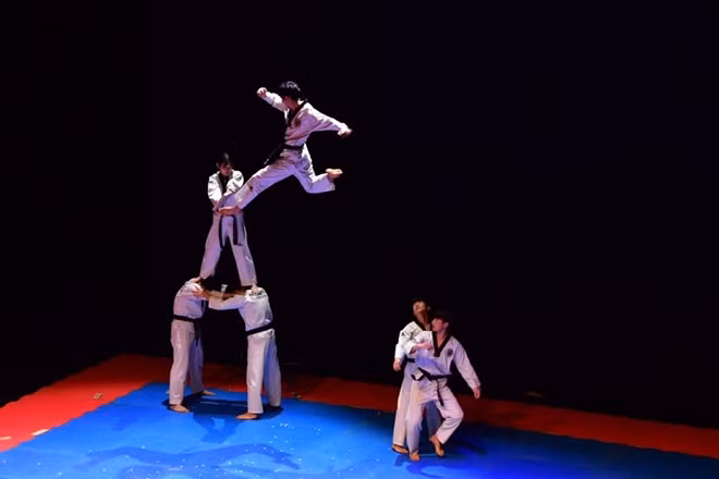 Nhóm biểu diễn nghệ thuật Taekwondo của trường ĐH DongA Hàn Quốc.