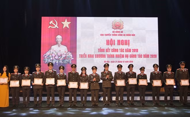Đại tá Trần Kim Thẩm và Đại tá Nguyễn Hữu Phúc trao bằng khen cho các tập thể, cá nhân có thành tích xuất sắc trong năm 2019.