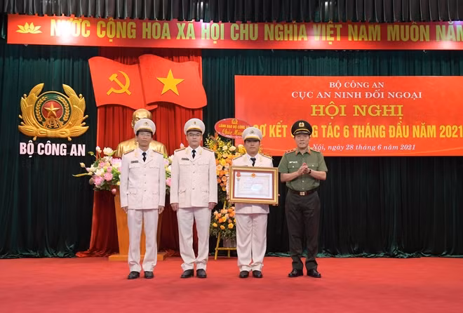 Thừa uỷ quyền của Chủ tịch nước, Thứ trưởng Lương Tam Quang trao bằng Huân chương Chiến công hạng Nhất cho tập thể Phòng 5, Cục An ninh Đối ngoại