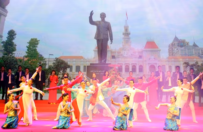 Tiết mục văn nghệ trong buổi lễ kỷ niệm