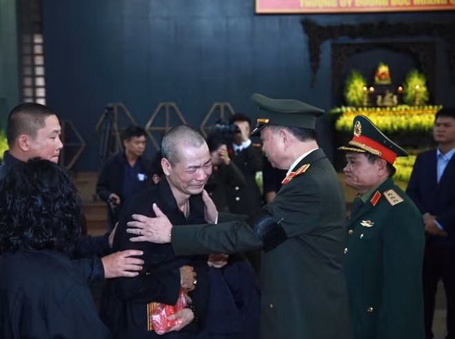 Đại tướng Tô Lâm, Bộ trưởng Bộ Công an động viên cha đẻ đồng chí Phạm Công Huy.