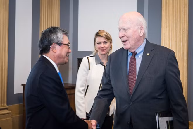 Thượng nghị sỹ Mỹ Patrick Leahy bắt tay Đại sứ Việt Nam tại Mỹ Phạm Quang Vinh