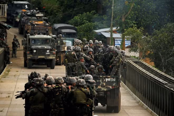 Quân đội chính phủ Philippines đang mở nhiều chiến dịch nhằm vào nhóm Abu Sayyaf và các chiến binh Maute ở Marawi. Ảnh: Reuters
