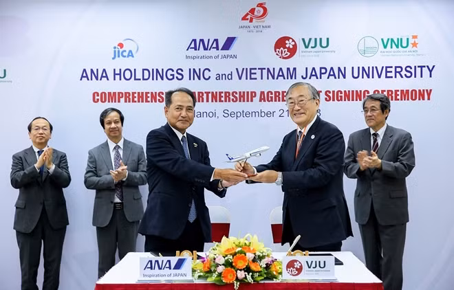 Lễ ký diễn ra dưới sự chứng kiến của Đại sứ đặc mệnh toàn quyền Nhật Bản tại Việt Nam Kunio Umeda (ngoài cùng bên phải)