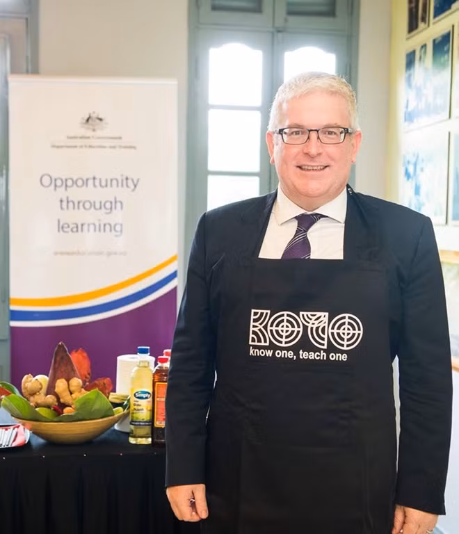 Đại sứ Australia tại Việt Nam Craig Chittick cũng rất hào hứng khi mặc tạp dề để chuẩn bị nấu ăn