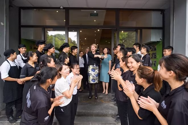 Bộ trưởng Michaelia Cash và Tham tán Giáo dục và Khoa học Joanna Wood đã trò chuyện cùng học viên của KOTO về những kỹ năng trong ngành dịch vụ nhà hàng mang lại con đường sự nghiệp đầy hứa hẹn và giúp họ thay đổi cuộc sống.