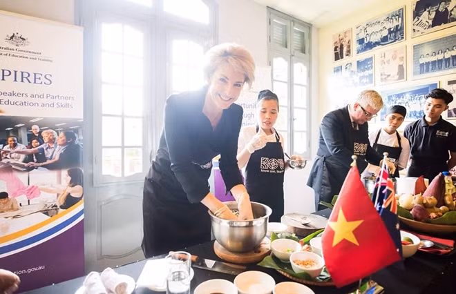 Đại sứ Australia tại Việt Nam Craig Chittick và Bộ trưởng Michaelia Cash cùng giáo viên dạy nấu ăn của KOTO đã cùng thực hiện món nộm đu đủ và nem cuốn.
