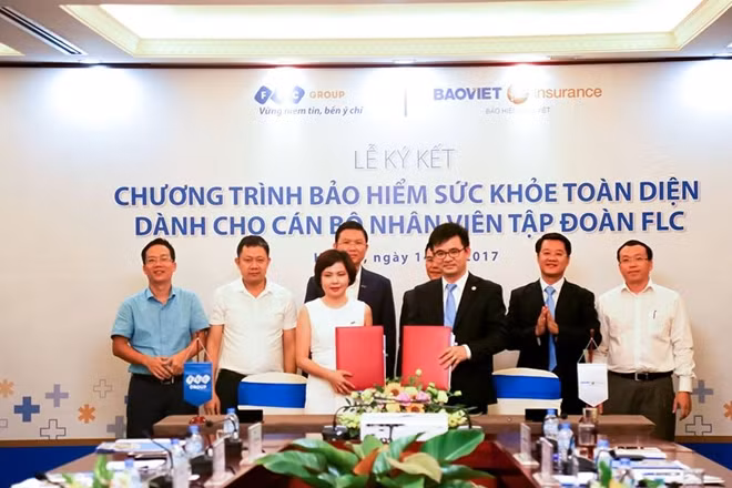 Ông Nguyễn Quang Hưng, Phó Tổng Giám đốc Tổng Công ty Bảo hiểm Bảo Việt và bà Võ Thị Thùy Dương, Phó Tổng Giám đốc Công ty Cổ phần Tập đoàn FLC ký kết hợp đồng bảo hiểm sức khỏe toàn diện.